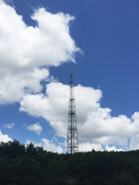 torres de uma comunicação com fundo do céu - 16666 - fotografias e filmes do acervo