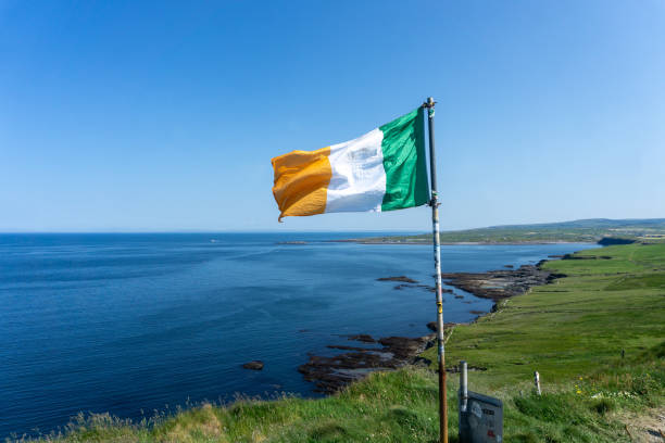 scogliere di moher in una giornata di sole, irlanda - irish flag foto e immagini stock
