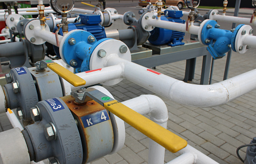 Gas pumps with pressure gauge and distribution pipes of the gas hub