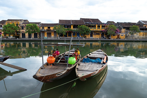 Hoi An ancient town always makes many tourists fascinated by its peaceful and ancient beauty but no less bustling and vibrant. Under the shimmering, fanciful lights, Hoi An at night exudes a charming and poetic beauty like a picture that captivates and captivates many visitors. Night falls is also the time when colorful lights are released floating on the romantic Hoai River. Exploring Hoi An at night, you will have the opportunity to take a boat cruise on the river and manually drop beautiful, shimmering lanterns into the water and send your wishes.