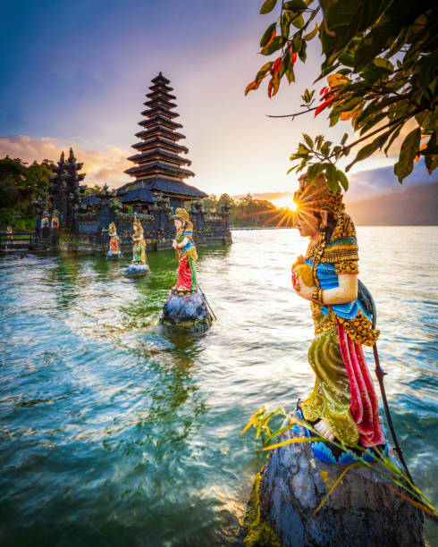 templo bonito em bali, indonésia - lake bratan area - fotografias e filmes do acervo