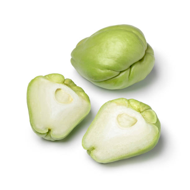 chayote fresco intero e dimezzato su sfondo bianco - merleton foto e immagini stock