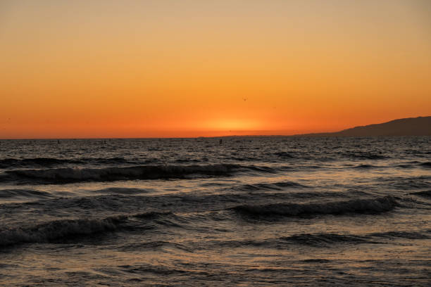 zachód słońca i fale na plaży - santa monica beach santa monica pier malibu california zdjęcia i obrazy z banku zdjęć