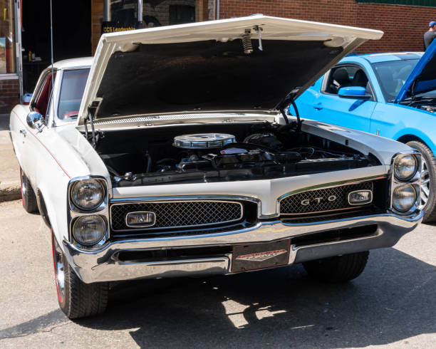 ein oldtimer auf einer automesse in tidioute, pennsylvania, usa - pontiac gto stock-fotos und bilder