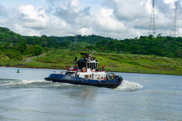 rimorchiatore del canale di panama vicino alle chiuse pedro miguel sul canale di panama. - panama canal panama global finance container ship foto e immagini stock