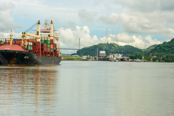 페드로 미구엘 (pedro miguel)의 화물선은 파나마 운하를 잠급니다. 배경에 있는 아메리카의 다리 - panama canal panama global finance container ship 뉴스 사진 이미지