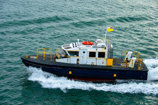 barca pilota del canale di panama - panama canal panama global finance container ship foto e immagini stock
