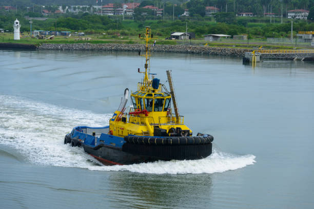 panama canal tug boat near puente de las americas on the panama canal - panama canal panama global finance container ship imagens e fotografias de stock