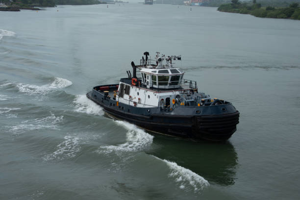 rimorchiatore del canale di panama vicino a puente de las americas sul canale di panama - panama canal panama global finance container ship foto e immagini stock