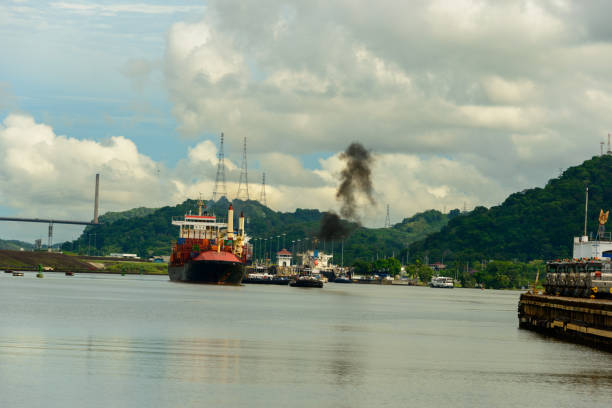 페드로 미구엘의 화물선이 파나마 운하를 잠그고 있다 - panama canal panama global finance container ship 뉴스 사진 이미지