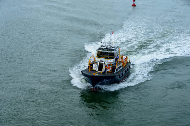 barca pilota del canale di panama vicino a puente de las americas sul canale di panama - panama canal panama global finance container ship foto e immagini stock