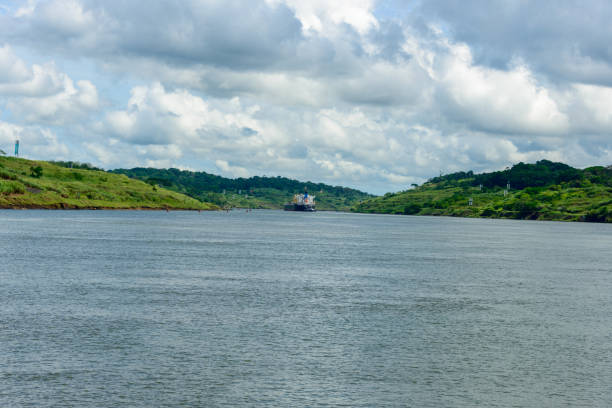 frachtowiec negocjujący cięcie culebra na kanale panamskim - panama canal panama canal lock panama city zdjęcia i obrazy z banku zdjęć