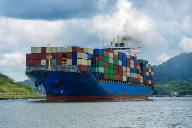 파나마 운하에서 컨테이너를 실은 cosco piraeus 선적 화물선 - panama canal panama container ship industrial ship 뉴스 사진 이미지