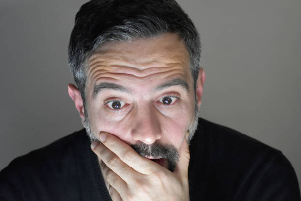 hombre sorprendido mirando la pantalla de la computadora - 16710 fotografías e imágenes de stock