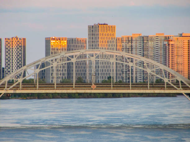 puente de arco sobre el río con un moderno edificio de la ciudad al atardecer con espacio de copia - glasgow clyde river river city fotografías e imágenes de stock