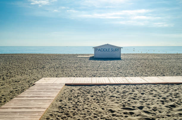 paddel-surf-kiosk am strand von fuengirola, costa del sol, andalusien, spanien - stand up paddling stock-fotos und bilder