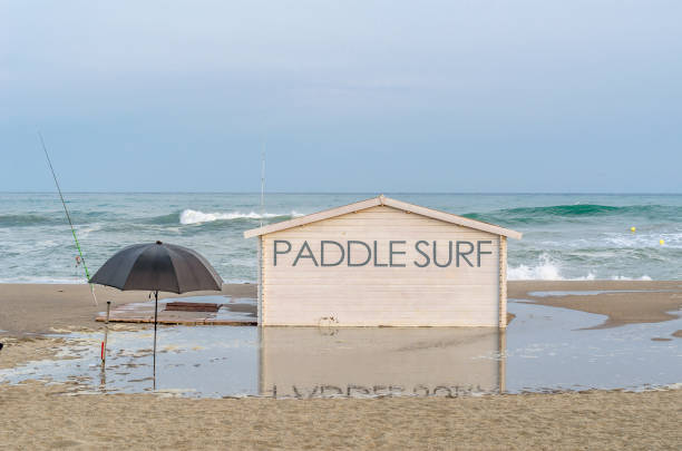 paddel-surf-kiosk am strand von fuengirola, costa del sol, andalusien, spanien - stand up paddling stock-fotos und bilder