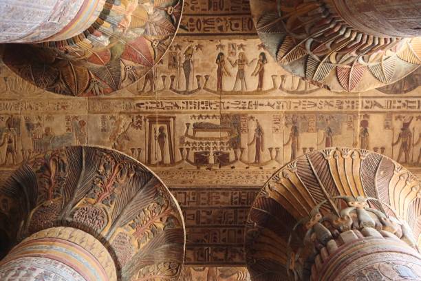 schöne bunte inschriften an den wänden und der decke des khunum-tempels in esna in luxor - esna stock-fotos und bilder