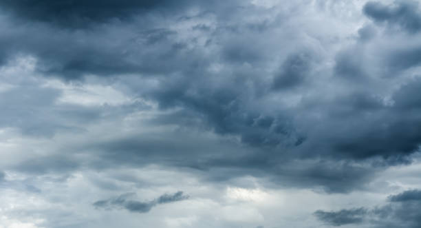 panorama de hermosas nubes. fondo de un cielo gris y nube. - overcast fotografías e imágenes de stock