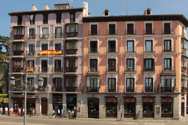 バイレン通りマドリード市内中心部の古い建物 - madrid province ストックフォトと画像