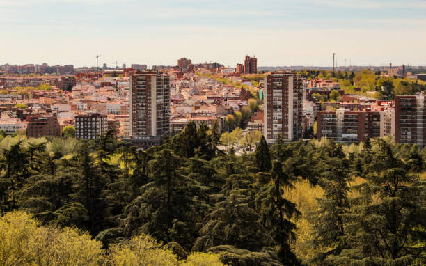 parque na cidade de madrid - backpacker green vacations outdoors - fotografias e filmes do acervo