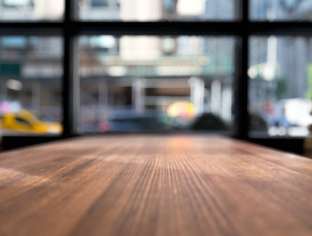 Fond de table en bois vide Au restaurant de la ville - Photo