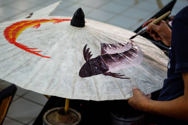 handmalerei auf papierschirm. - handmade umbrella stock-fotos und bilder