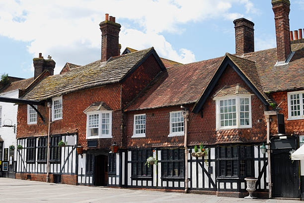 edifícios antigos em crawley. west sussex. inglaterra - roof tile architectural detail architecture and buildings built structure - fotografias e filmes do acervo