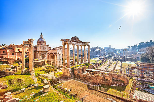 roman ruins in rome, forum - het forum van rome stockfoto's en -beelden