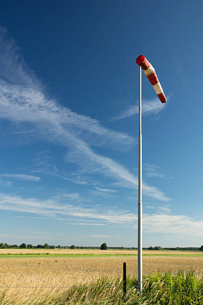 manga de viento en una pequeña airfield en alemania - windsock sky natural phenomenon gale fotografías e imágenes de stock