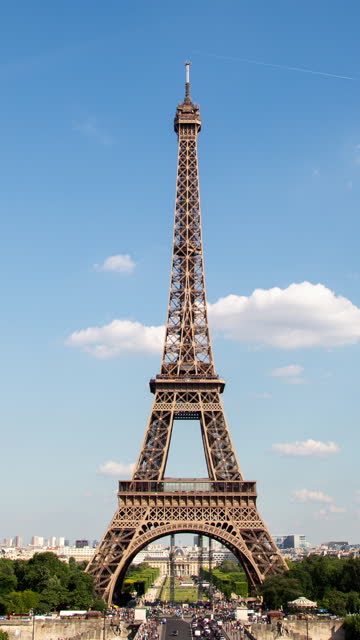 HD time lapse : Eiffel tower in Paris, France