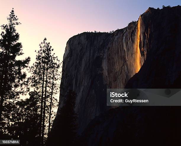 Pôr Do Sol Nas Cataratas De Horsetail Yosemite - Fotografias de stock e mais imagens de Cataratas de Horsetail - Cataratas de Horsetail, Parque nacional de Yosemite, Anoitecer