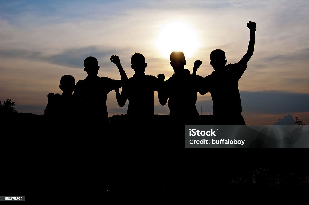 Счастливая и victory вместе - Стоковые фото Альпинизм роялти-фри