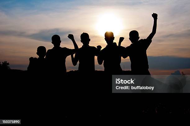 Счастливая И Victory Вместе — стоковые фотографии и другие картинки Альпинизм - Альпинизм, Возвышенность, Восход солнца