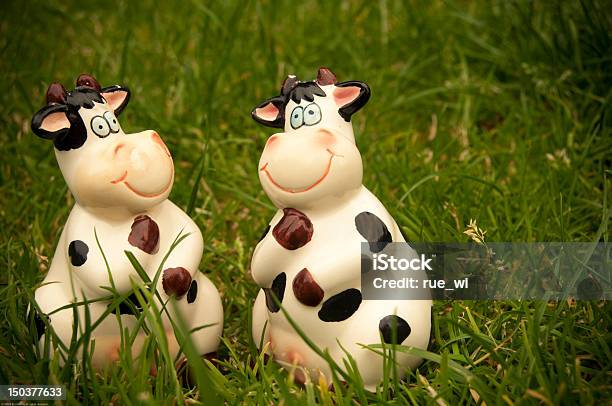 Zwei Kühe Als Salzstreuer Stehen Und Pepperpot Stockfoto und mehr Bilder von Apfelschimmel - Apfelschimmel, Entsättigt, Fotografie