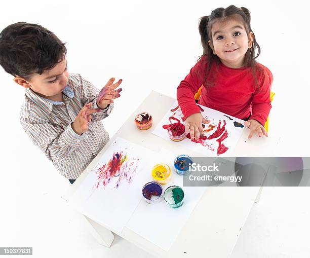 Foto de Menino E Menina De Pintura e mais fotos de stock de Escola pré-primária - Escola pré-primária, Fundo Branco, Vista de Cima