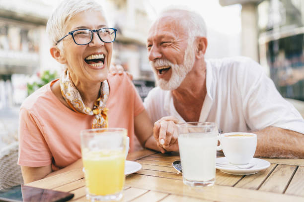 couples aînés dans le café de trottoir - friendship senior adult caucasian cheerful photos et images de collection