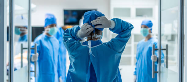 profissionais médicos realizando operação cirúrgica em centro cirúrgico. atraente especialista médico cirurgião equipe médica trabalhando e operação paciente doente em terapia intensiva paciente na enfermaria do hospital. - entrance test - fotografias e filmes do acervo