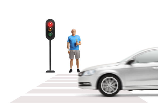 信号で待っているスポーツウェアの男性 - pedestrian senior adult street crossing ストックフォトと画像