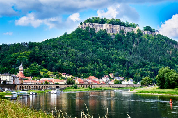 forteresse königstein derrière l’elbe en suisse saxonne en allemagne - konigstein photos et images de collection