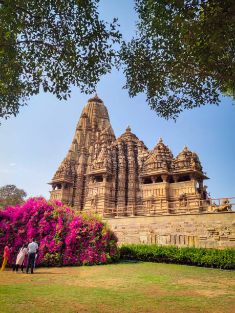 templo kandariya mahadeva, dedicado a shiva, khajuraho, madhya pradesh, india. khajuraho es patrimonio de la humanidad y es un popular destino turístico. - khajuraho india indian culture temple fotografías e imágenes de stock