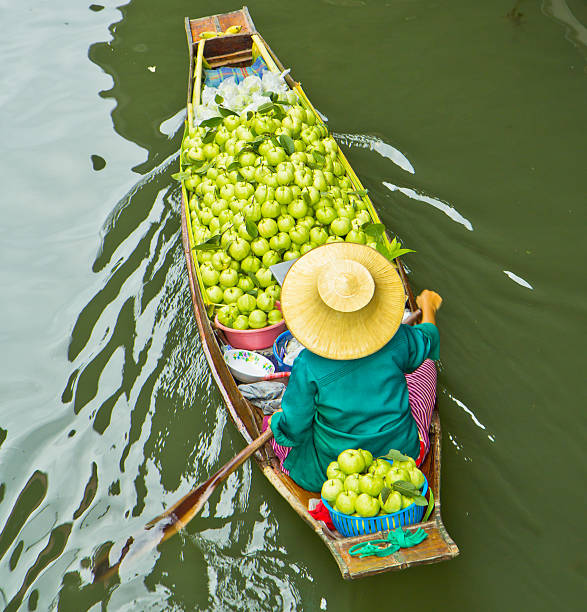 плавучий рынок дамноен садуак возле бангкоке в таиланде - guava vegetable tropical climate fruit стоковые фото и изображения