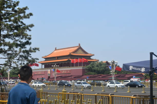 천안문 광�장을 바라보는 남자 - tiananmen square 뉴스 사진 이미지