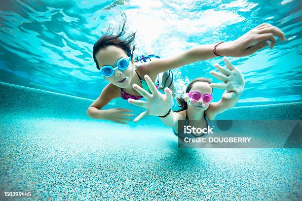 Natação Subaquática Perspectiva - Fotografias de stock e mais imagens de Piscina - Piscina, Criança, Nadar