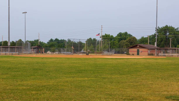 blick auf einen baseball-diamanten aus dem mittelfeld - baseball dirt softball baseball diamond stock-fotos und bilder