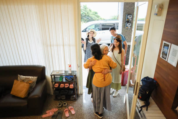 istock Hoteliers warmly farewell guests 1504013598