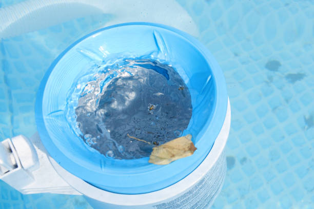 widok z góry niebieskiego skimmera do czyszczenia basenu w czystej wodzie. koncepcja czyszczenia zanieczyszczonego basenu - skimmer zdjęcia i obrazy z banku zdjęć