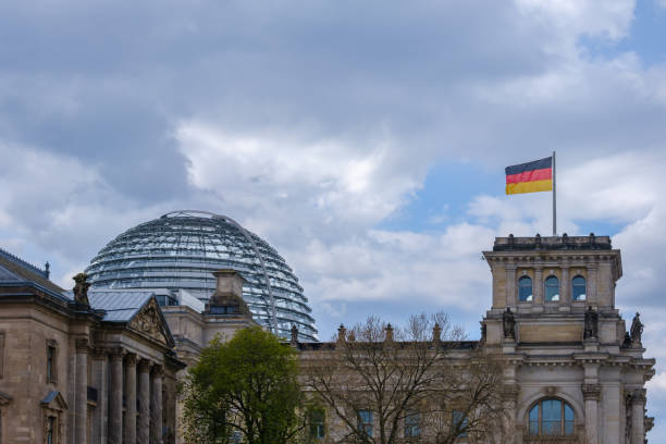 el parlamento alemán - berlin germany the reichstag german culture contemporary fotografías e imágenes de stock