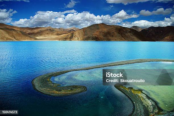 Pangong Tso Foto de stock y más banco de imágenes de Agua - Agua, Aire libre, Asia