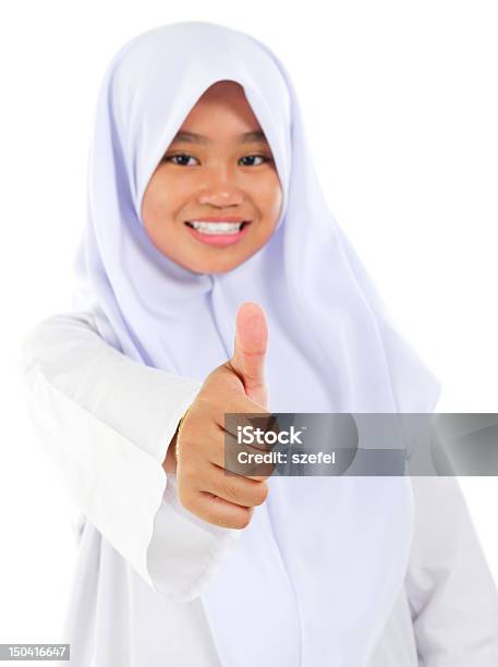 Daumen Hoch Southeast Asian Muslim Teen Stockfoto und mehr Bilder von 12-13 Jahre - 12-13 Jahre, Arabien, Freisteller – Neutraler Hintergrund
